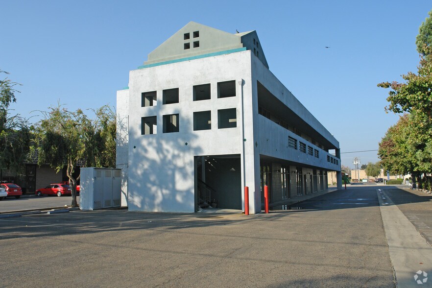 1500 S Mooney Blvd, Visalia, CA à vendre - Photo de l’immeuble – Image 2 sur 9