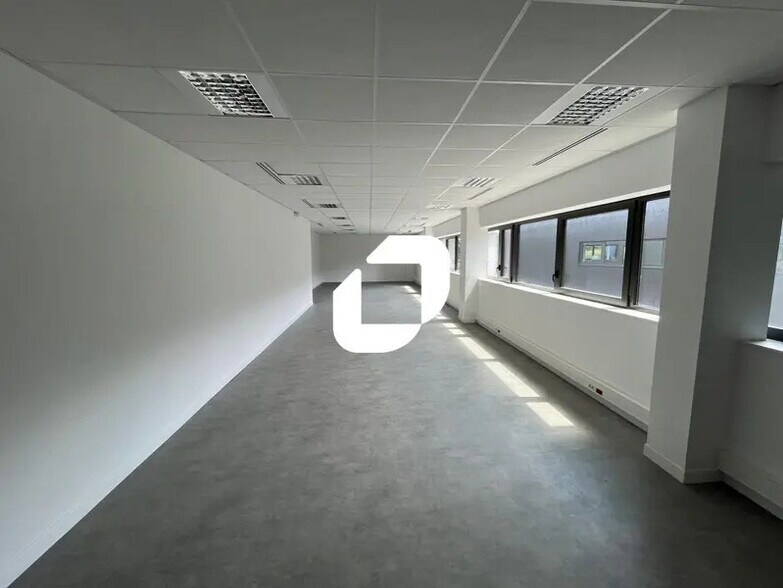 Bureau dans Oignies à louer - Photo de l’immeuble – Image 2 sur 17