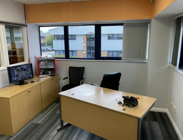 15-17 Dwight Rd, Watford, HRT WD18 9SB - Lot 17 -  - Photo intérieure - Image 1 of 2