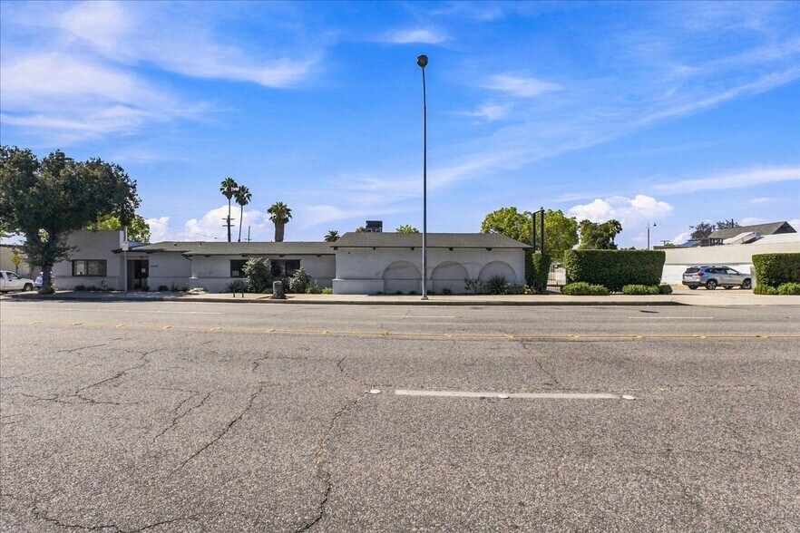 2060 E Foothill Blvd, Pasadena, CA à vendre - Photo de l’immeuble – Image 2 sur 13