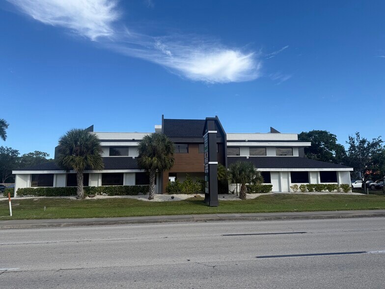 8140 College Pky, Fort Myers, FL à louer - Photo de l’immeuble – Image 2 sur 16