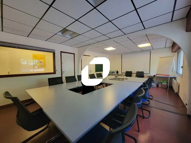 Bureau dans Évry-Courcouronnes à vendre - Photo de l’immeuble – Image 2 sur 8