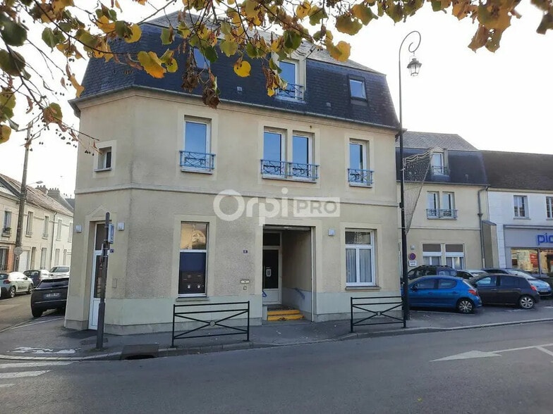 8 Place De L'Ancien Hopital, Compiègne à louer - Photo de l’immeuble – Image 1 sur 4