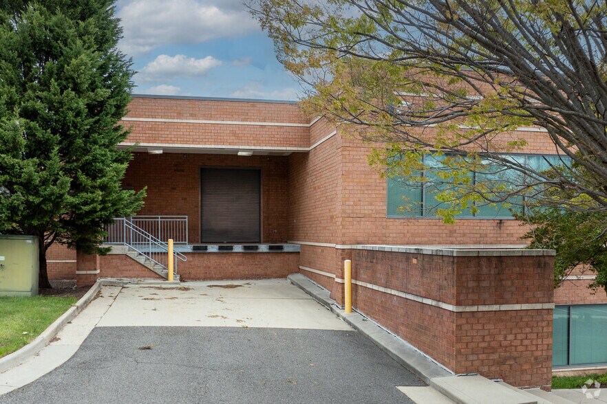 14101B Newbrook Dr, Chantilly, VA à vendre - Photo de l’immeuble – Image 3 sur 5