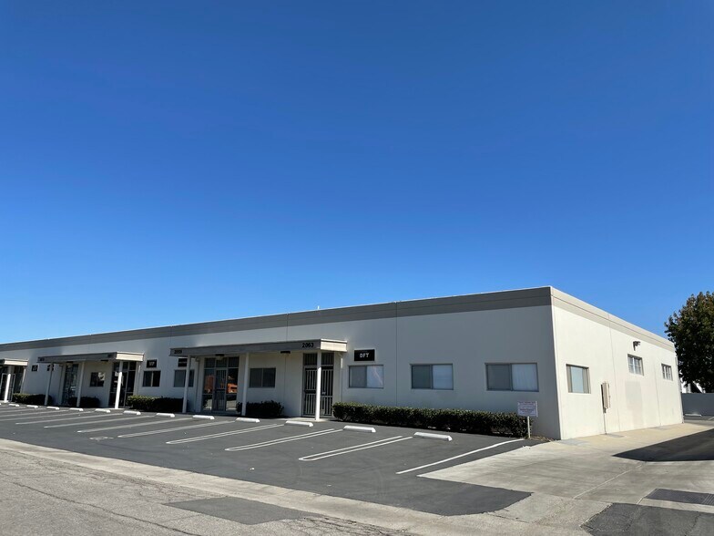 2043-2063 S Lyon St, Santa Ana, CA à louer - Photo de l’immeuble – Image 1 sur 3