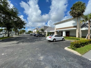 2501-2565 N Dixie Hwy, Lake Worth, FL à louer Photo de l’immeuble– Image 1 sur 8