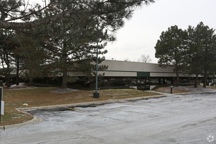 2245 Enterprise Dr, Westchester, IL à louer - Photo de l’immeuble – Image 1 sur 6