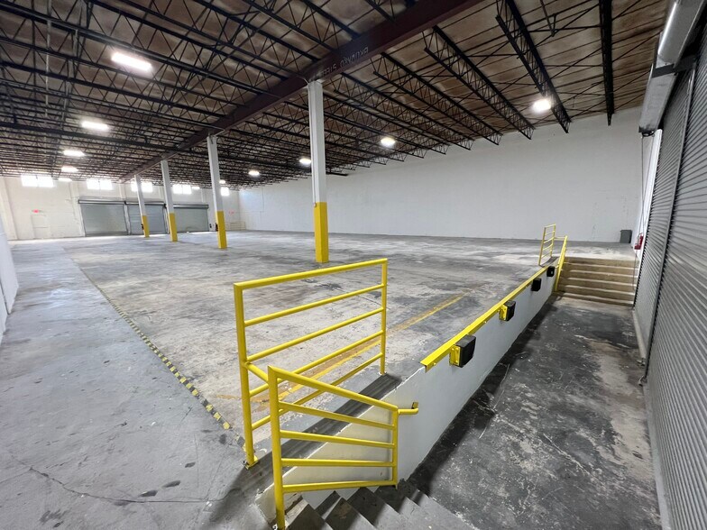 9501-9635 NW 80th Ave, Hialeah, FL à louer - Photo de l’immeuble – Image 2 sur 8