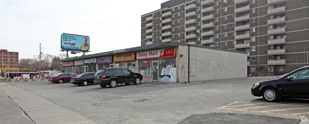 3443-3447 St Clair Ave E, Toronto, ON à louer - Photo de l’immeuble – Image 3 sur 4
