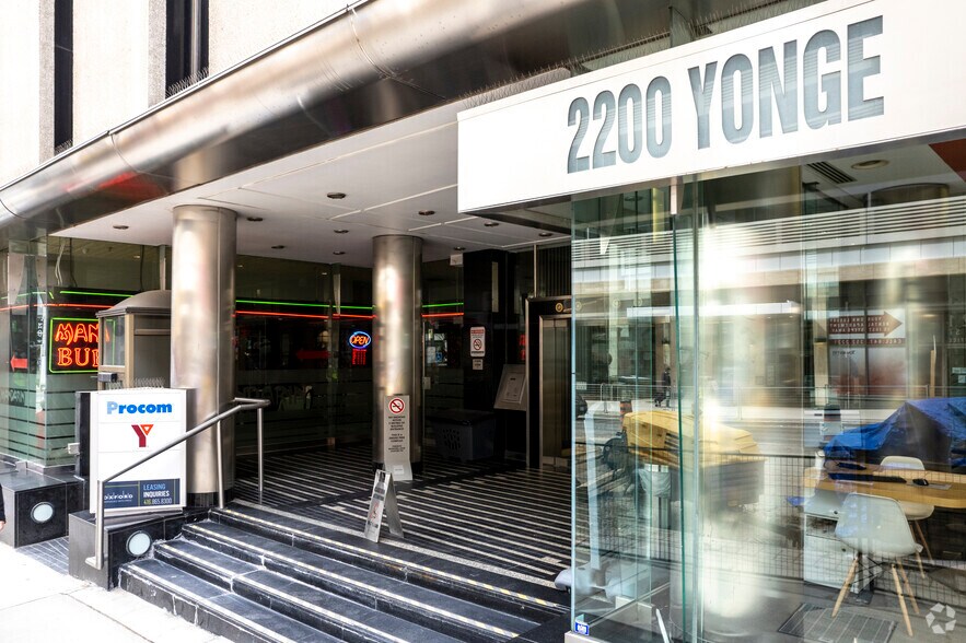 2200 Yonge St, Toronto, ON à louer - Photo de l’immeuble – Image 2 sur 3