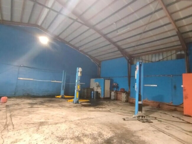 Plus de détails pour Local d’activités à vendre