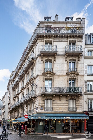 28 Rue De Ponthieu, Paris à louer - Photo de l’immeuble – Image 3 sur 6