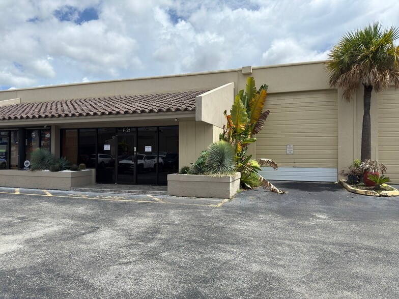 6157 NW 167th St, Miami Lakes, FL à louer - Photo de l’immeuble – Image 1 sur 5