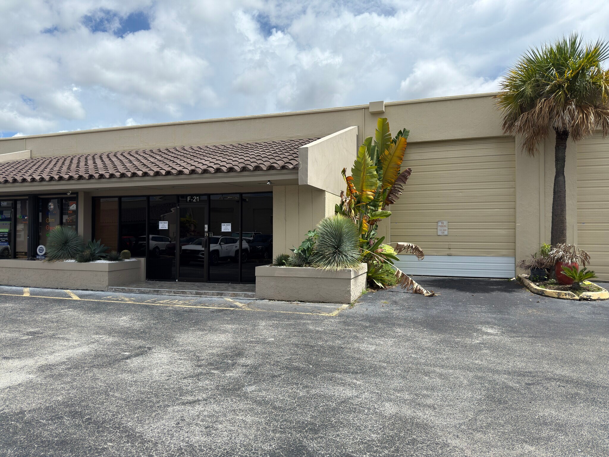 6157 NW 167th St, Miami Lakes, FL à louer Photo de l’immeuble– Image 1 sur 6