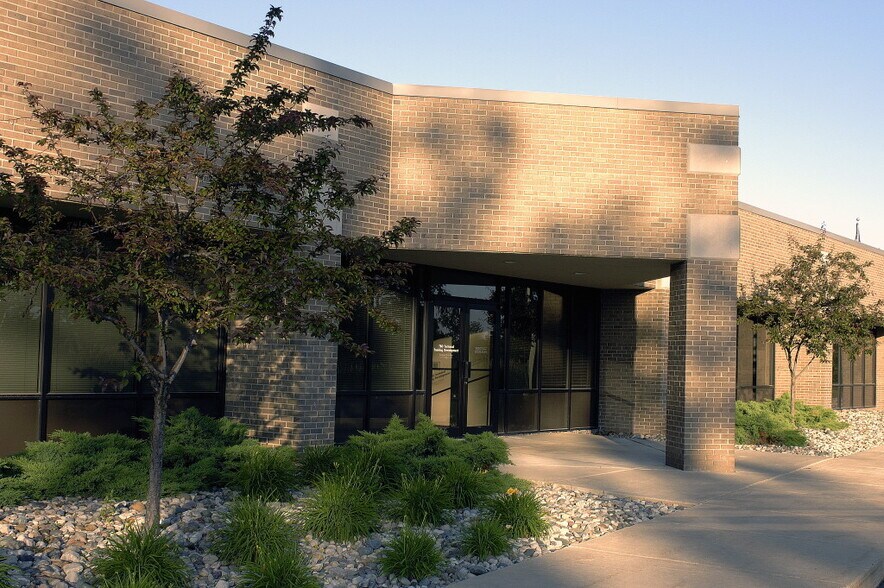 555 Republic Dr, Allen Park, MI à vendre - Photo de l’immeuble – Image 3 sur 3