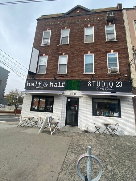 29-15 Astoria Blvd, Astoria, NY à vendre - Photo de l’immeuble – Image 2 sur 22