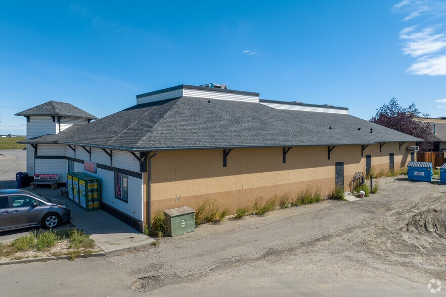 708 Centre St, Rocky View No 44, AB à louer - Photo de l’immeuble – Image 3 sur 5