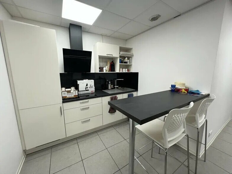 Local d’activités dans Valence à louer - Photo de l’immeuble – Image 3 sur 7