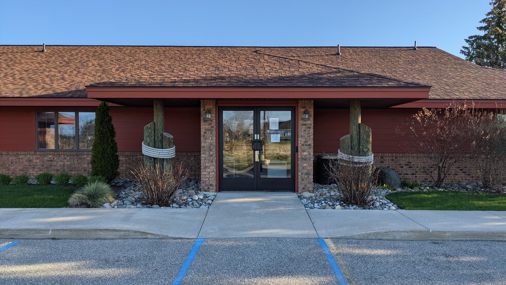 902 S Huron St, Cheboygan, MI à louer - Photo de l’immeuble – Image 1 sur 5