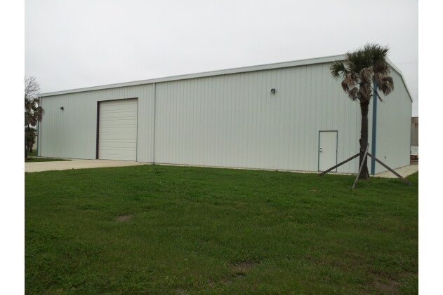 7529 Blimp Base Rd, Hitchcock, TX à louer - Photo de l’immeuble – Image 3 sur 15