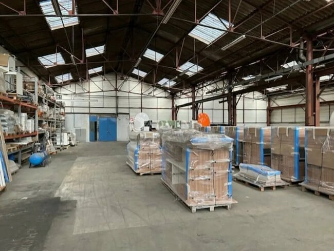 Plus de détails pour Local d’activités à vendre