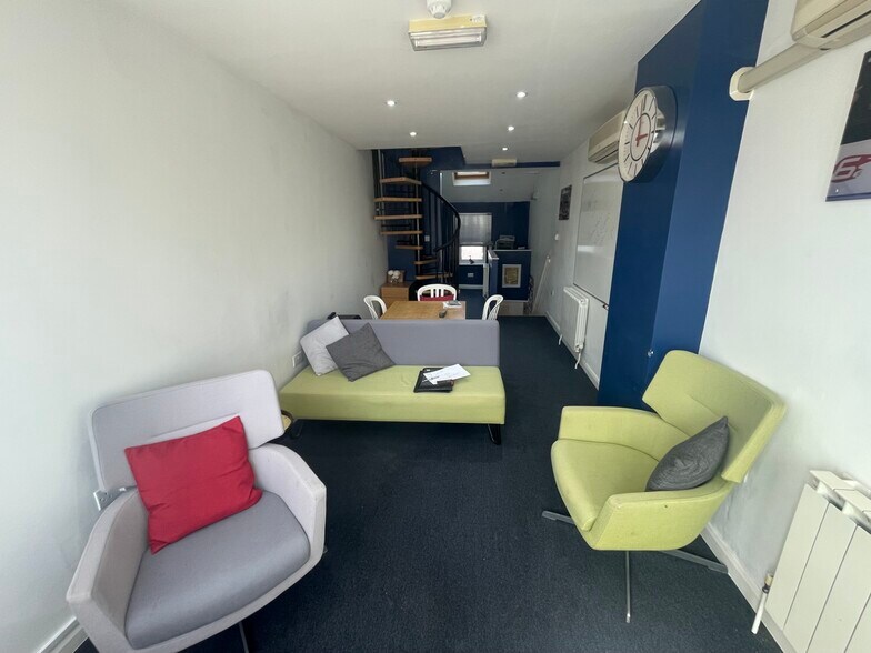 187 Lynchford Rd, Farnborough à louer - Photo de l’immeuble – Image 2 sur 6