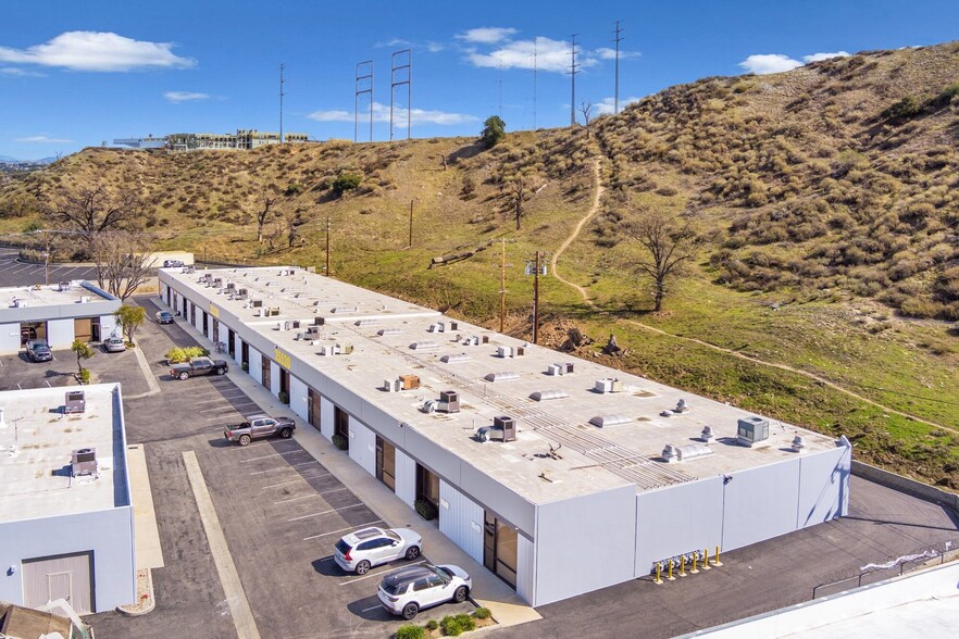 25520 Avenue Stanford, Valencia, CA à louer - Photo de l’immeuble – Image 3 sur 5
