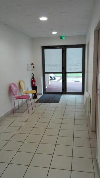 Local d’activités dans Saint-Paul-de-Varax à louer - Photo de l’immeuble – Image 1 sur 3