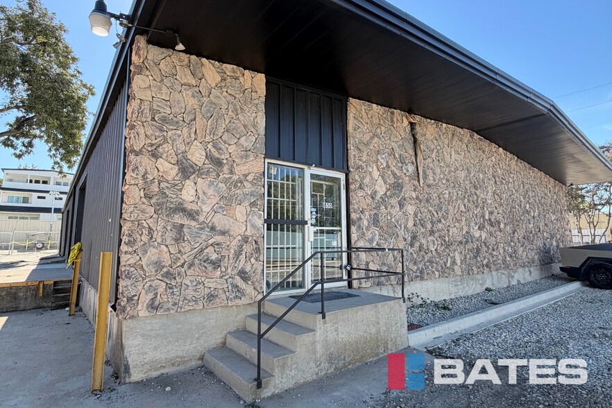 1850 W Commerce St, Dallas, TX à louer - Photo de l’immeuble – Image 3 sur 7