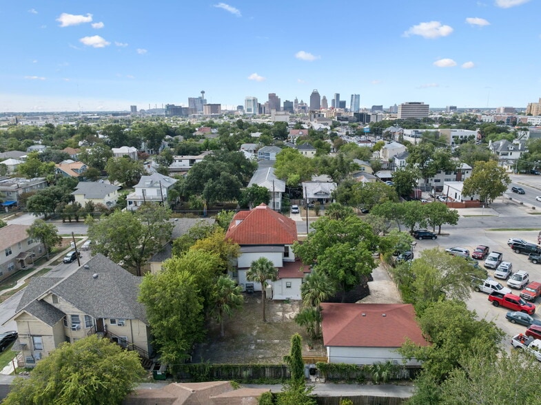 321 E Dewey Pl, San Antonio, TX à vendre - Photo principale – Image 2 sur 23