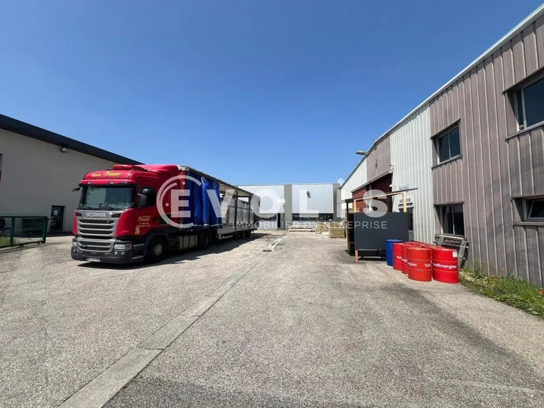 Local d’activités dans Brignais à louer - Photo de l’immeuble – Image 3 sur 13