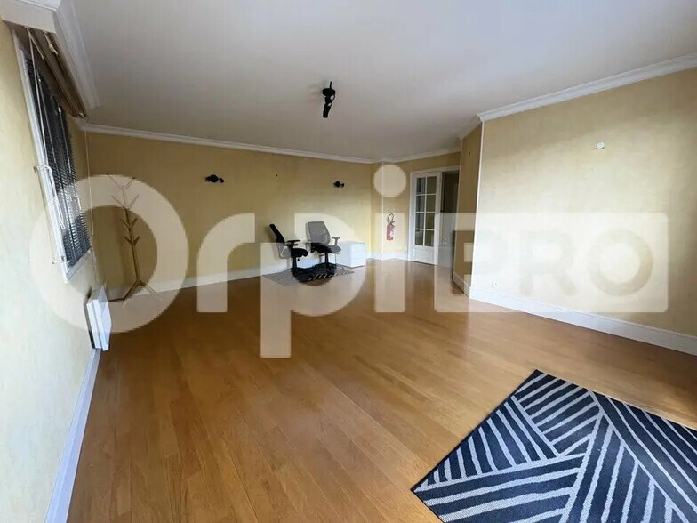 Bureau dans Fontenay-Trésigny à louer - Photo de l’immeuble – Image 2 sur 8