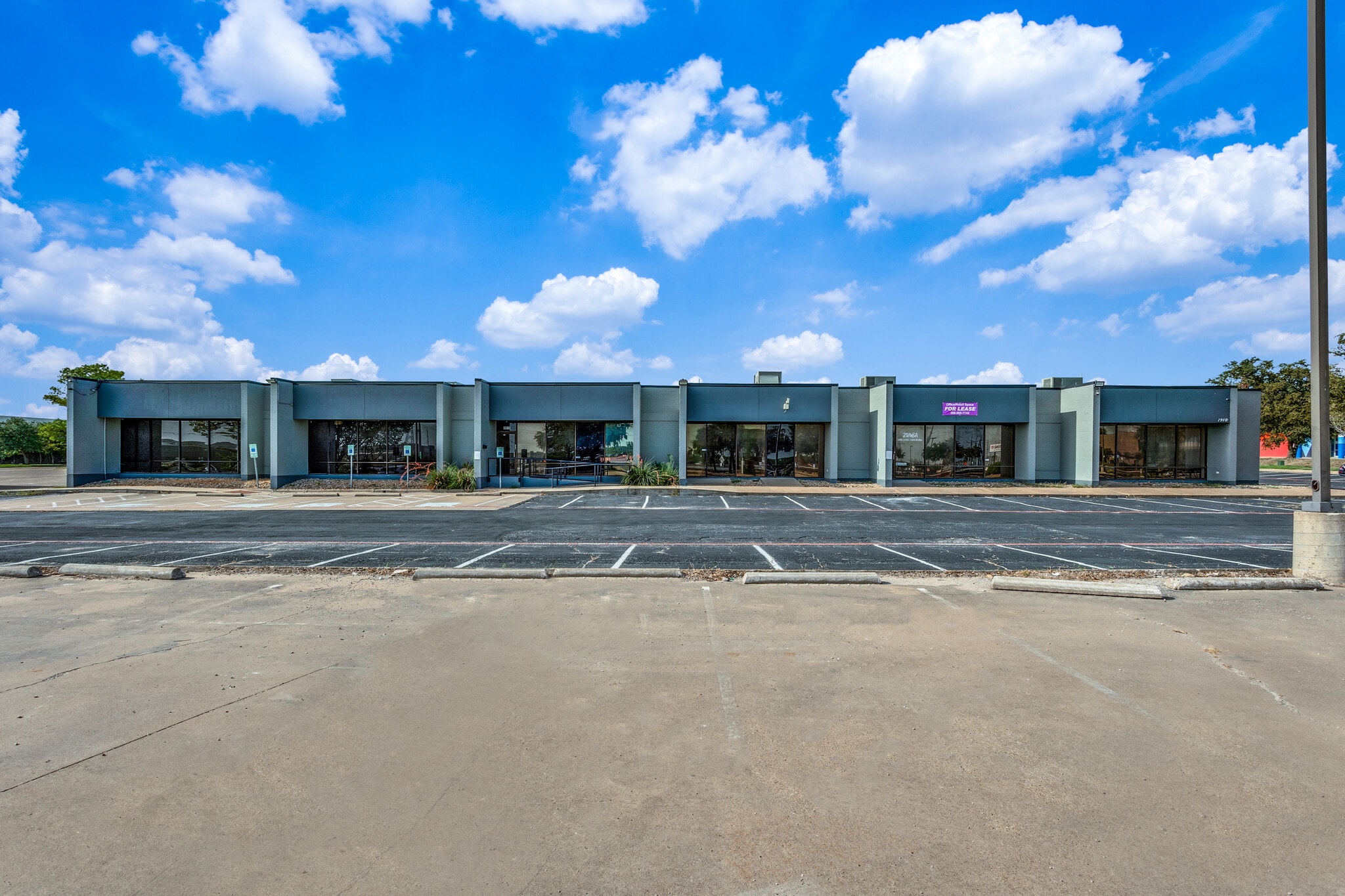 1910 Pendleton Dr, Garland, TX à louer Photo de l’immeuble– Image 1 sur 3