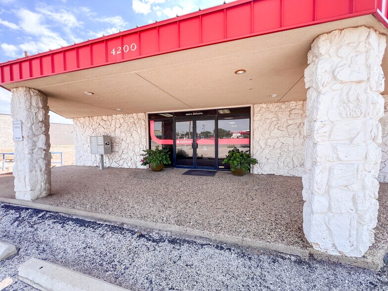 4200 N Midland Dr, Midland, TX à louer - Photo de l’immeuble – Image 3 sur 21