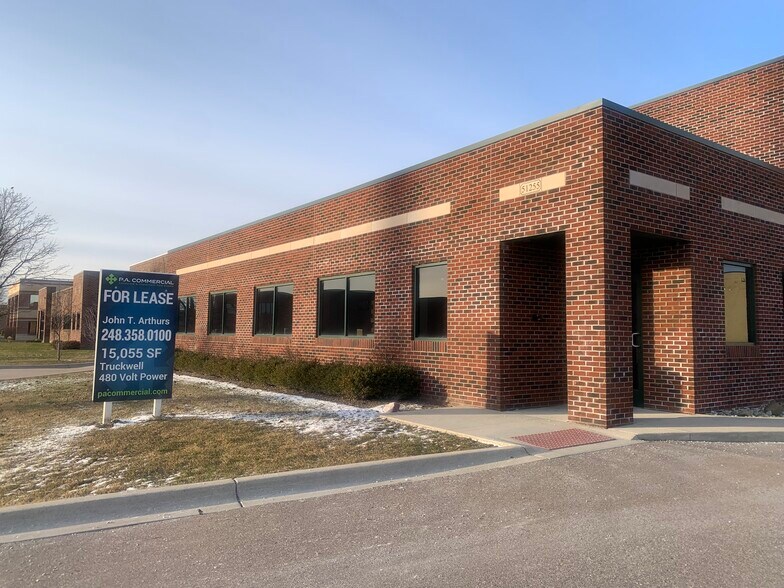 51255 Regency Center Dr, Macomb Township, MI à louer - Photo de l’immeuble – Image 3 sur 5