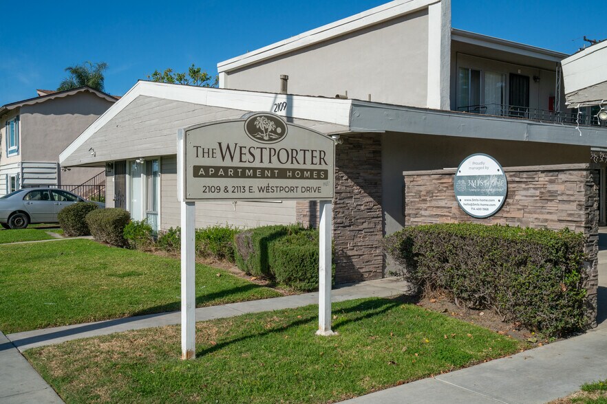 2109 E Westport Dr, Anaheim, CA à vendre - Photo de l’immeuble – Image 3 sur 12