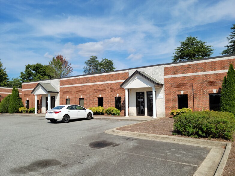 1224 NW 19th St Ln, Hickory, NC à vendre - Photo de l’immeuble – Image 2 sur 2