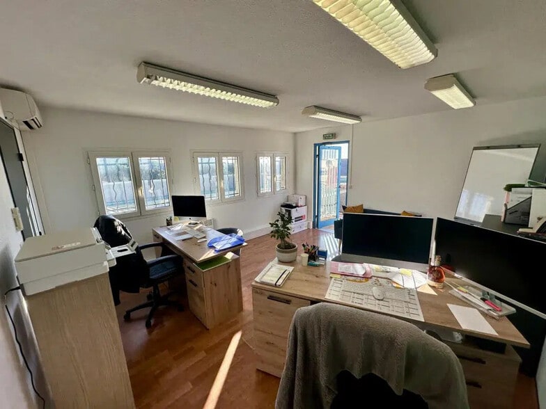 Bureau dans Puget-sur-Argens à louer - Photo de l’immeuble – Image 2 sur 8
