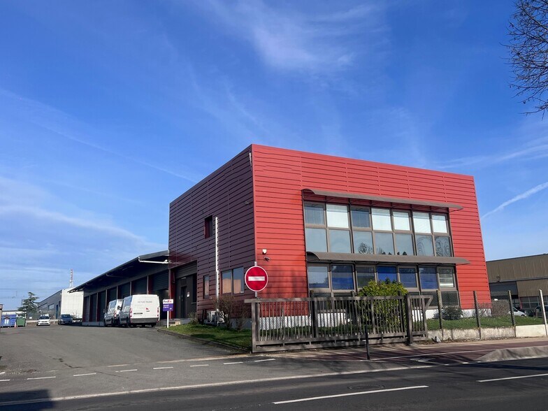 9 Rue Pierre Et Marie Curie, Ingré à louer - Photo de l’immeuble – Image 1 sur 5