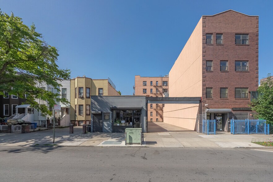 3210 31st Ave, Astoria, NY à vendre - Photo principale – Image 1 sur 7