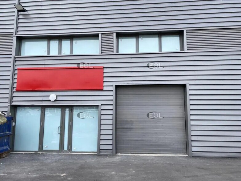 Local d’activités dans Villeneuve-la-Garenne à louer - Photo de l’immeuble – Image 2 sur 10
