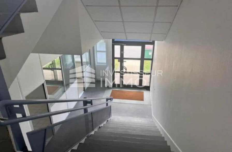 Local d’activités dans La Courneuve à louer - Photo de l’immeuble – Image 2 sur 4