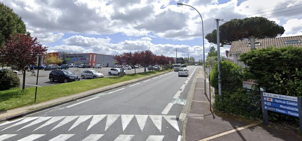 Local d’activités dans Saint-Médard-en-Jalles à louer - Photo de l’immeuble – Image 1 sur 2