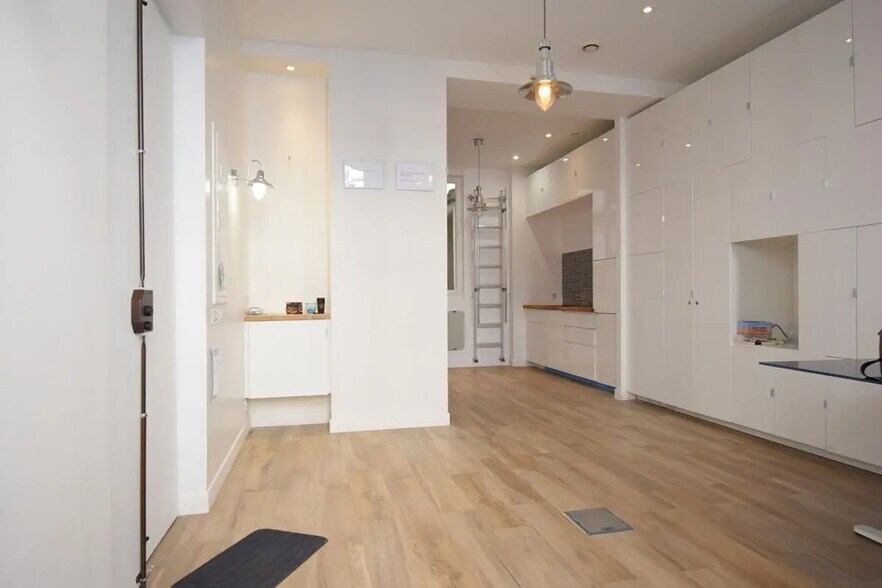 Immeuble residentiel dans Paris à vendre - Photo intérieure – Image 3 sur 8