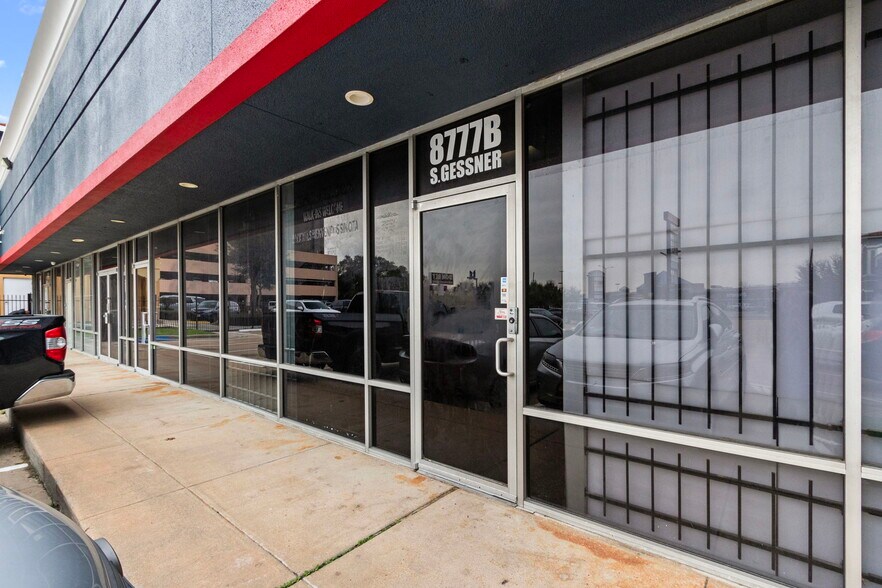 8777 S Gessner Dr, Houston, TX à louer - Photo de l’immeuble – Image 3 sur 31