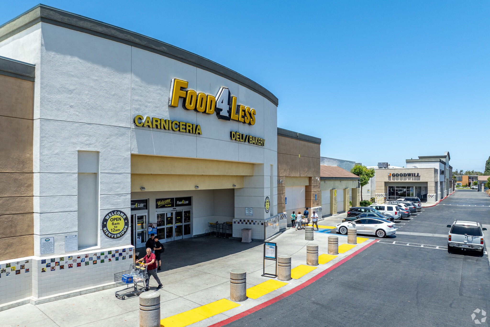 2100-2144 S Bristol St, Santa Ana, CA à louer Photo principale– Image 1 sur 8