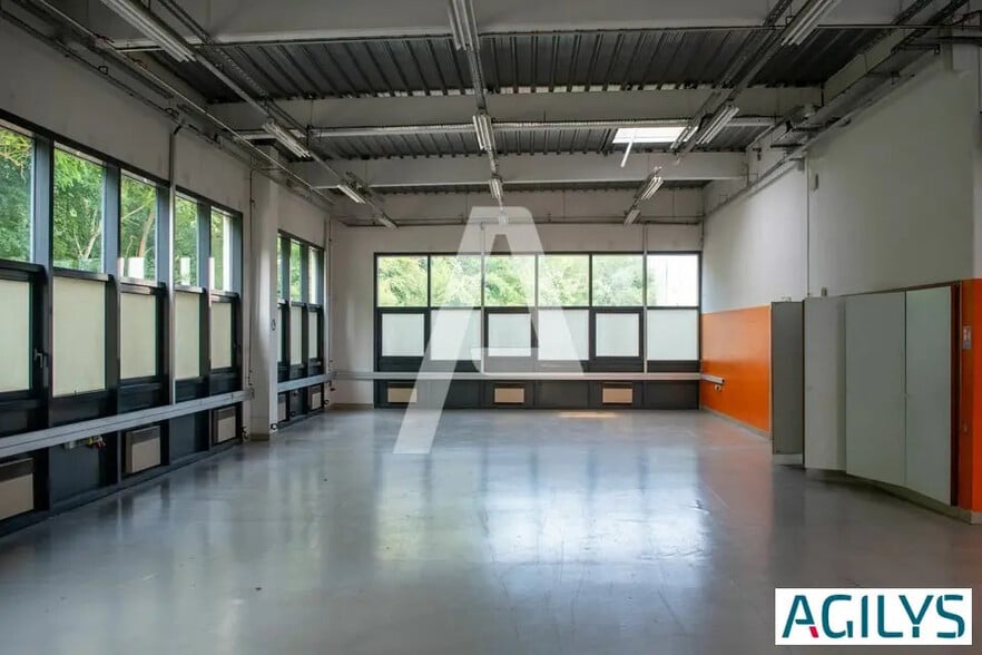 Local d’activités dans Villebon-sur-Yvette à louer - Photo de l’immeuble – Image 1 sur 10