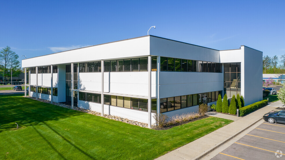 2655 E Oakley Park Rd, Commerce Township, MI à vendre - Photo de l’immeuble – Image 1 sur 9