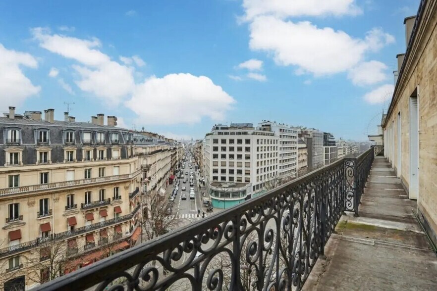 17 Avenue George V, Paris à louer - Photo de l’immeuble – Image 2 sur 5
