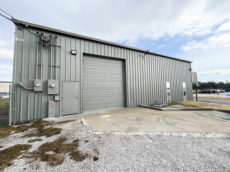 2465 E Jean St, Springfield, MO à louer - Photo de l’immeuble – Image 2 sur 12